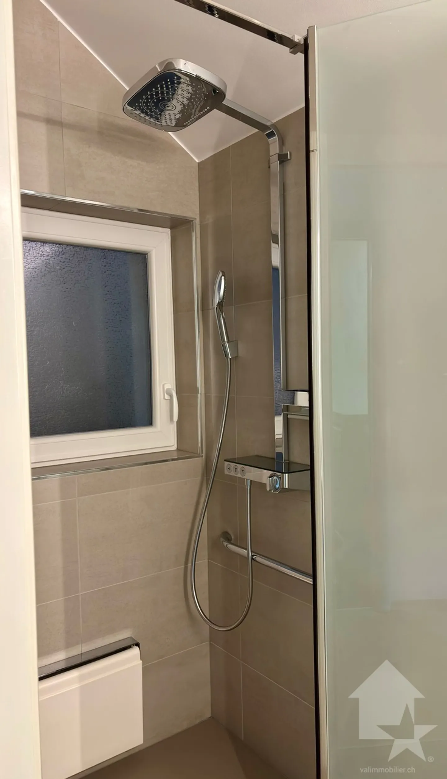 Spacious 4.5-room apartment with a clear view of the Alps - Photo 17 of 32