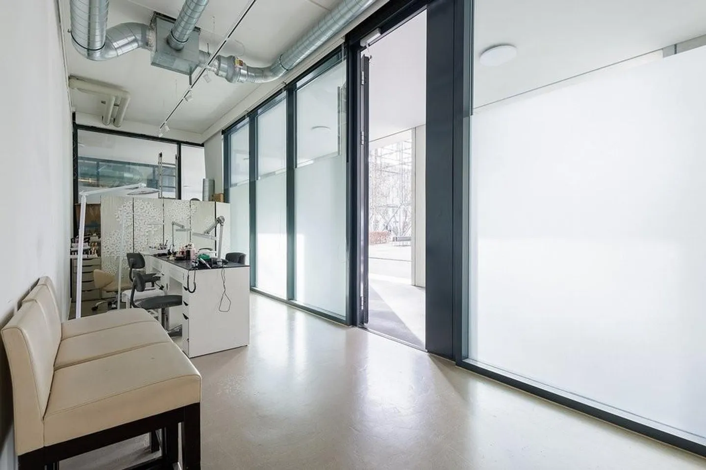 Spazio al piano terra in posizione privilegiata vicino alla stazione ferroviaria di Oerlikon e al Center Eleven! - Foto 5 di 7