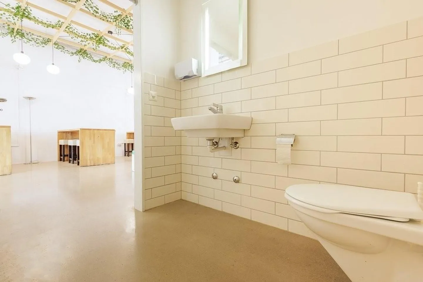 Spazio al piano terra in posizione privilegiata vicino alla stazione ferroviaria di Oerlikon e al Center Eleven! - Foto 7 di 7