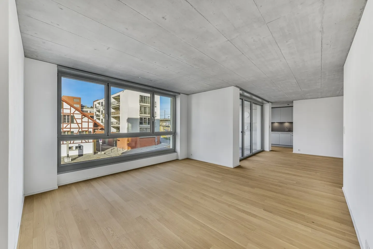 Zwicky Center modern and practical - Photo 3 of 4