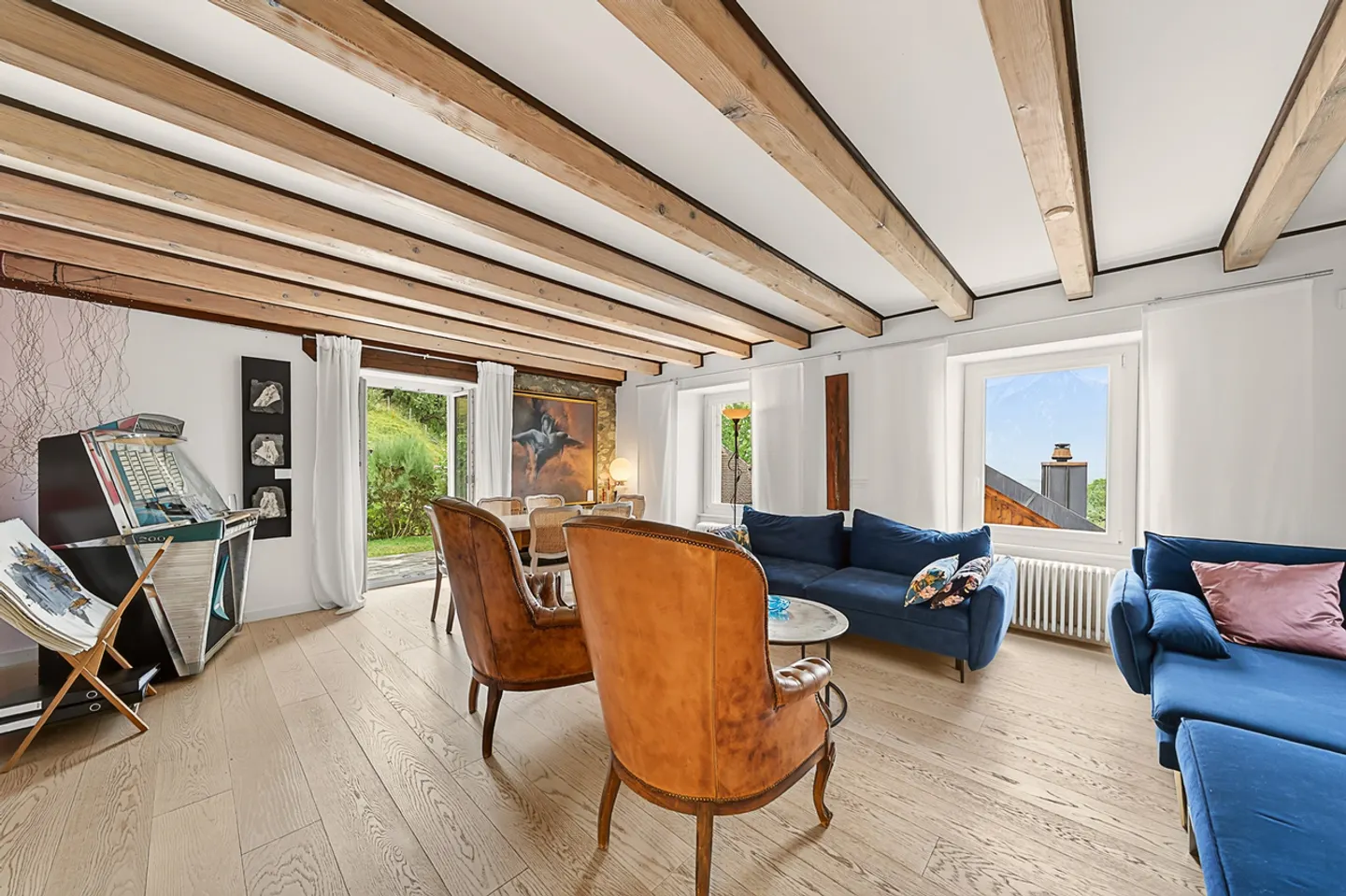 The charm of the old allied with contemporary comfort - Photo 3 of 12