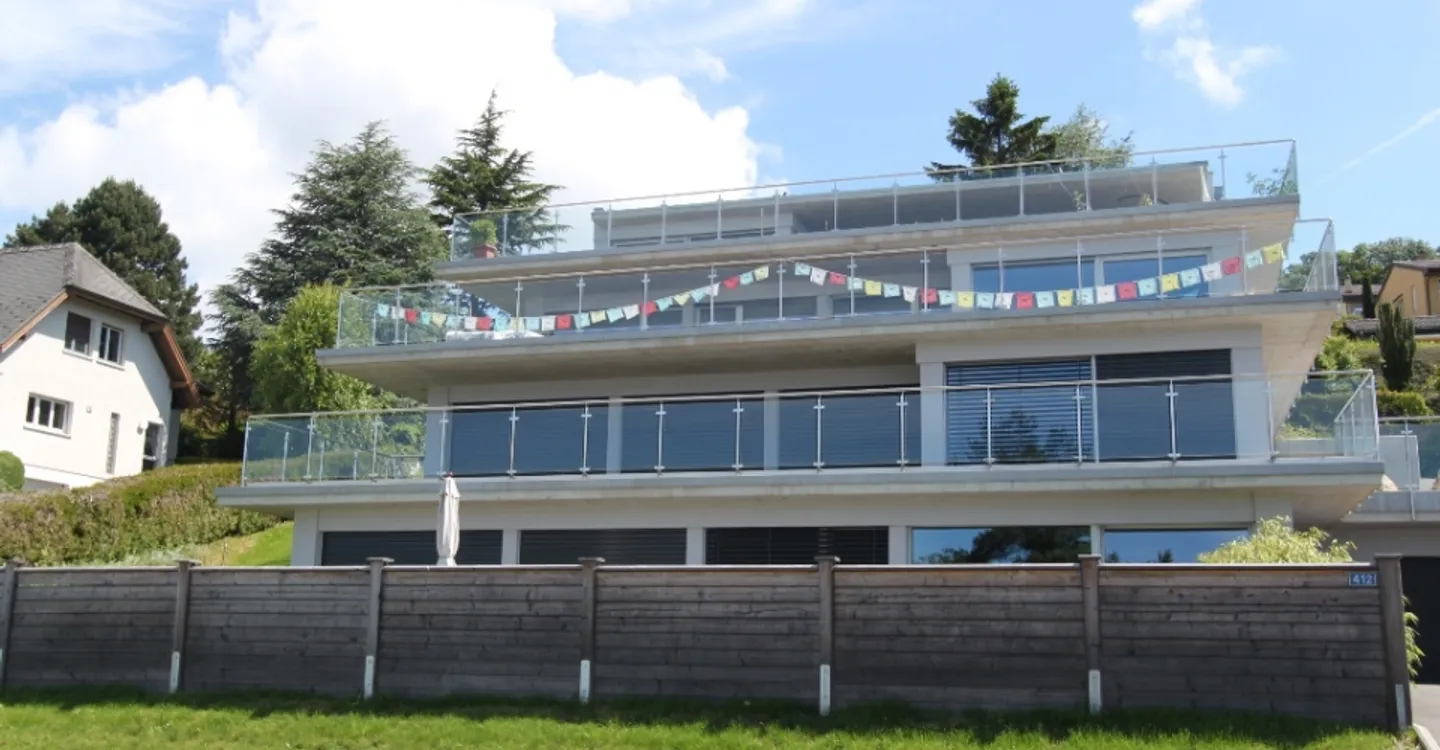 4.5 stanze con vista lago, vicino all'autostrada e ai mezzi pubblici - Foto 1 di 11