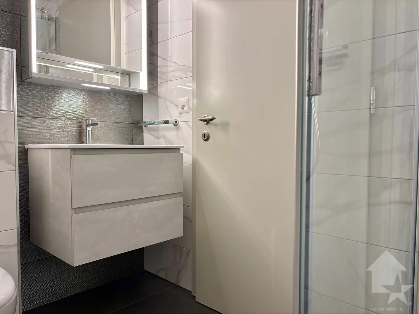 Spacious 4.5-room apartment with a clear view of the Alps - Photo 23 of 32