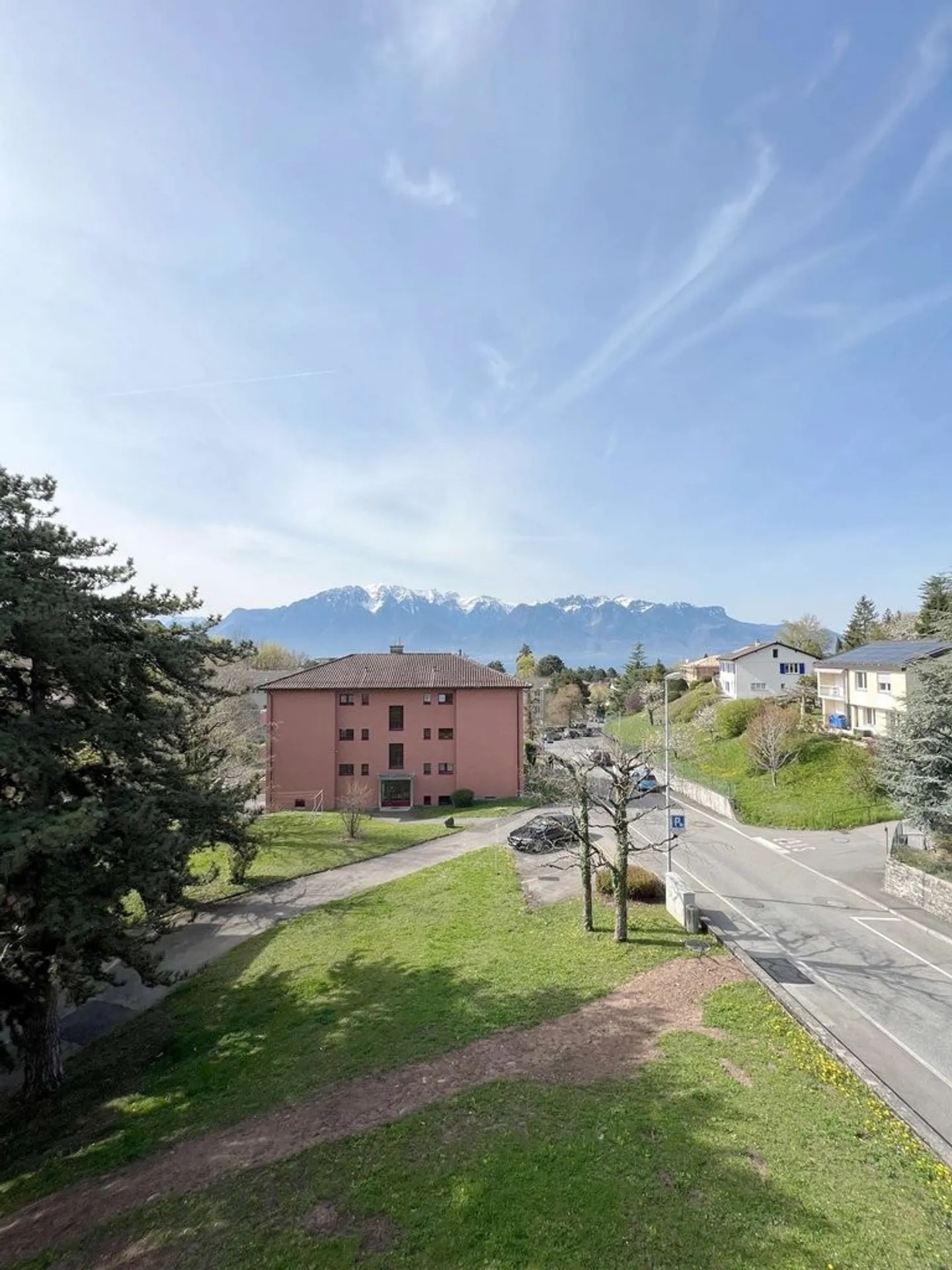 Beautiful apartment with mountain view in a quiet neighborhood. - Photo 7 of 8