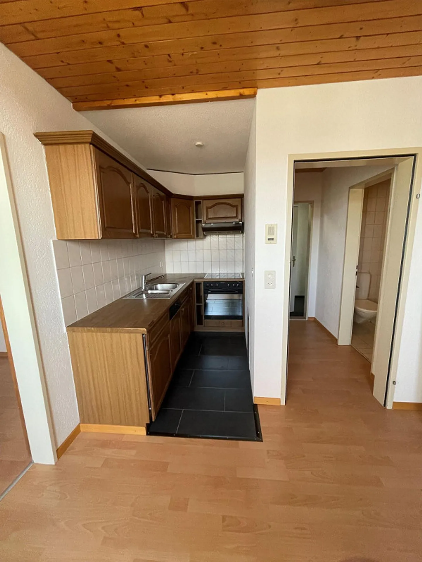 Affordable 2.5-room apartment in St. Gallen (temporary) - Photo 3 of 13