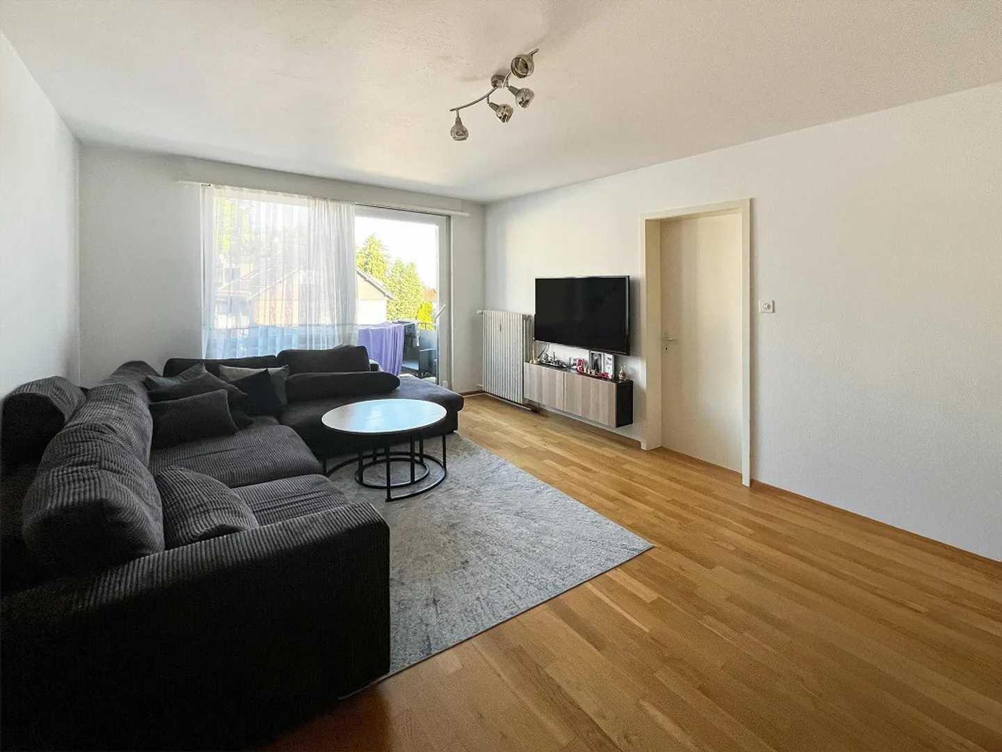 Condominium rénové de 3 pièces avec balcon - Photo 1 sur 10