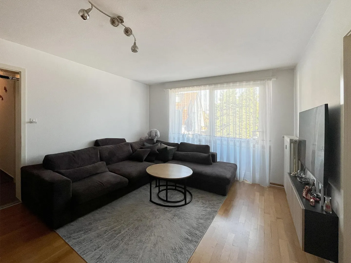 Condominium rénové de 3 pièces avec balcon - Photo 2 sur 10