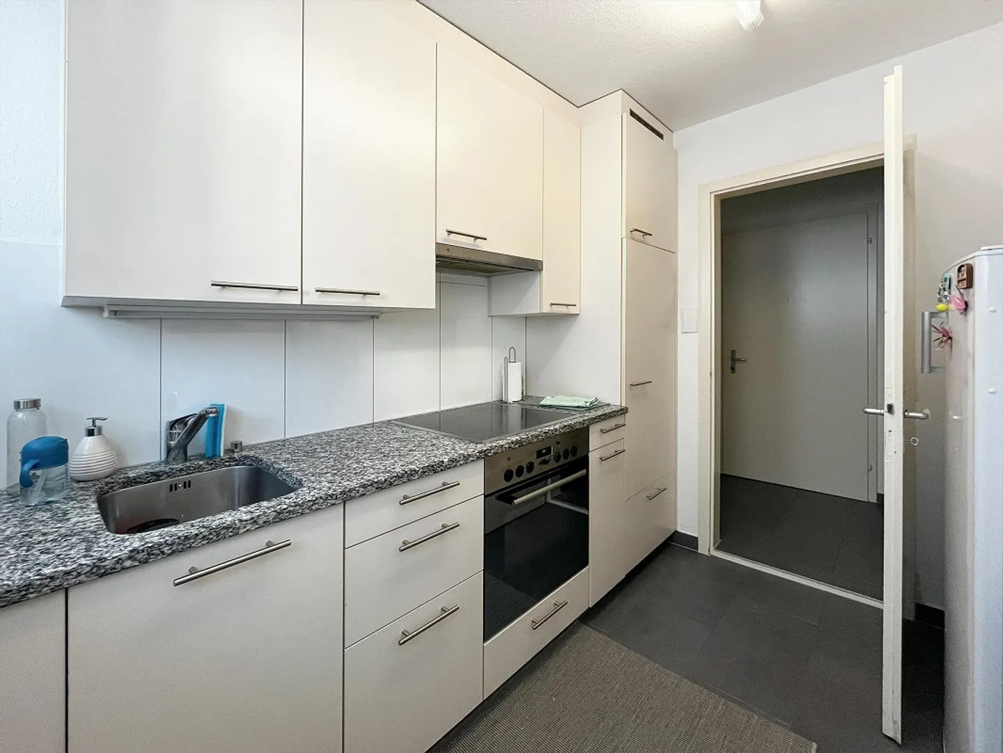 Condominium rénové de 3 pièces avec balcon - Photo 4 sur 10