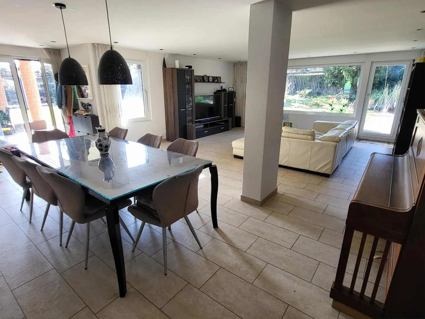 Luminoso appartamento familiare arredato di 6,5 stanze con giardino a Dübendorf - Foto 3 di 21