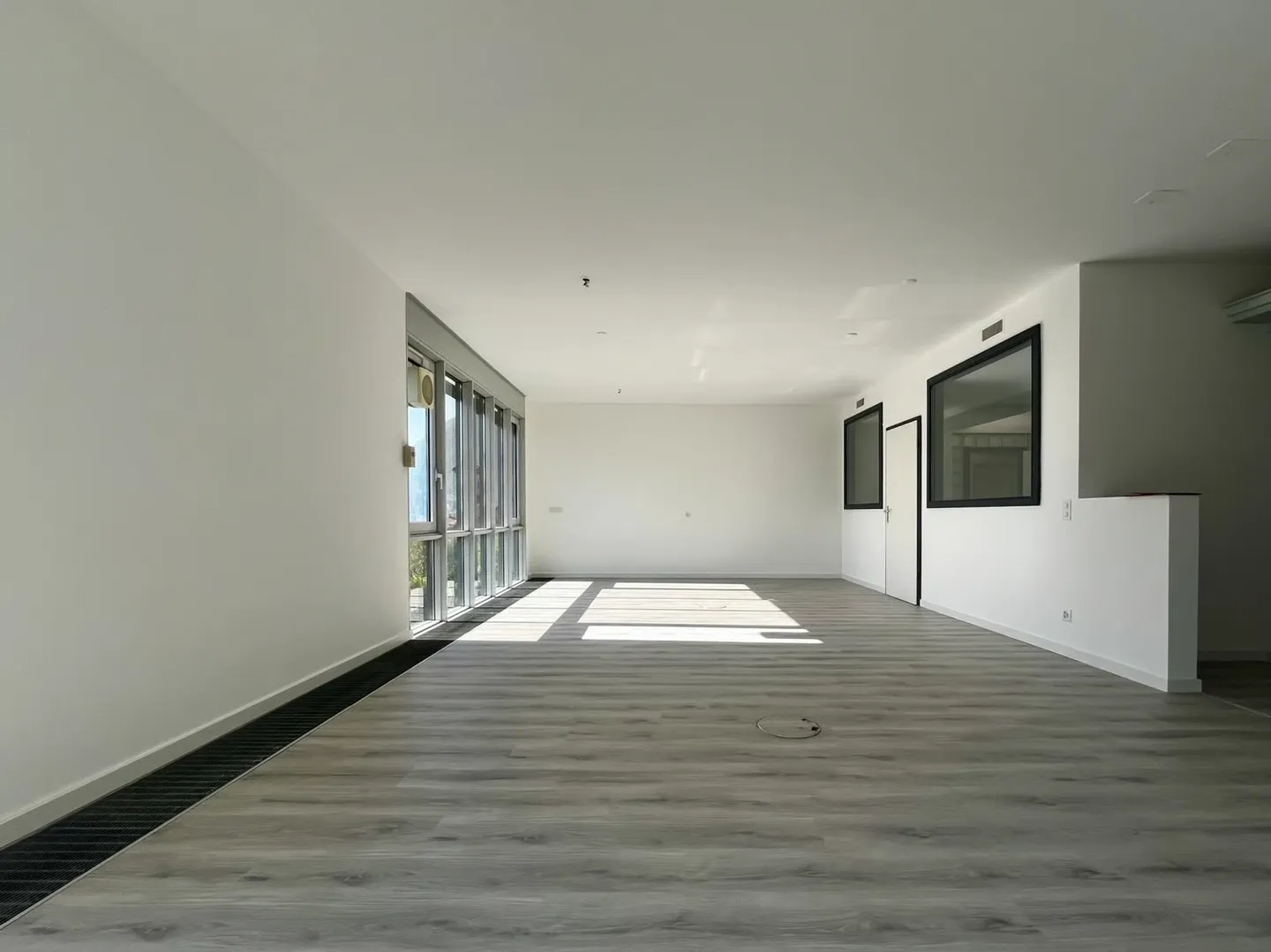LUGANO - BUREAU SPACIEUX À LOUER AVEC VUE SUR LE LAC DE 217 M² - Photo 2 sur 10