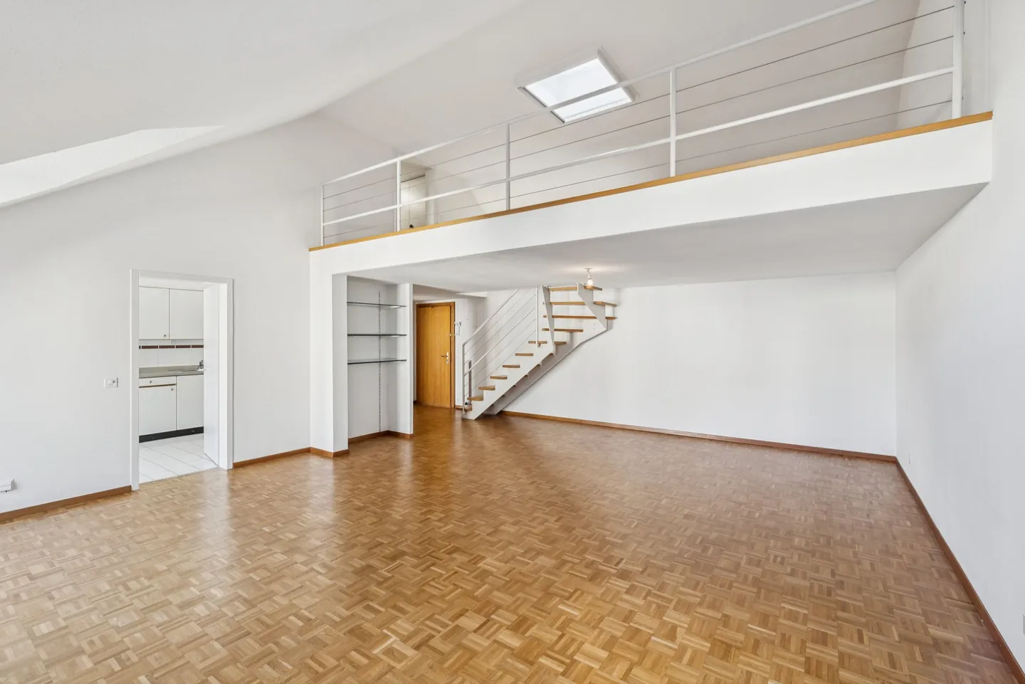 Beautiful 3-room apartment with 116m2, with gallery 100m from the lake - Photo 4 of 12