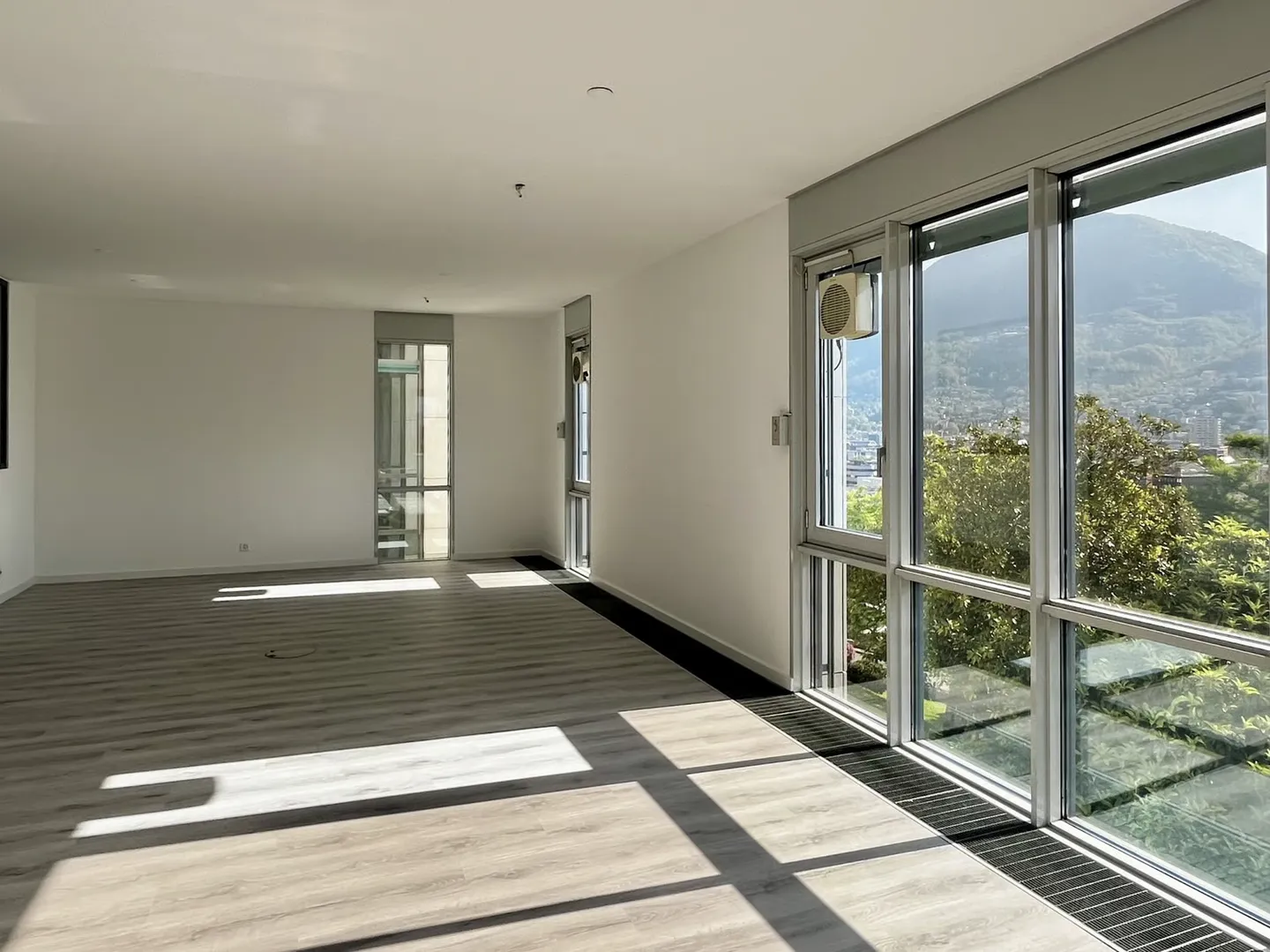 LUGANO - BUREAU SPACIEUX À LOUER AVEC VUE SUR LE LAC DE 217 M² - Photo 3 sur 10