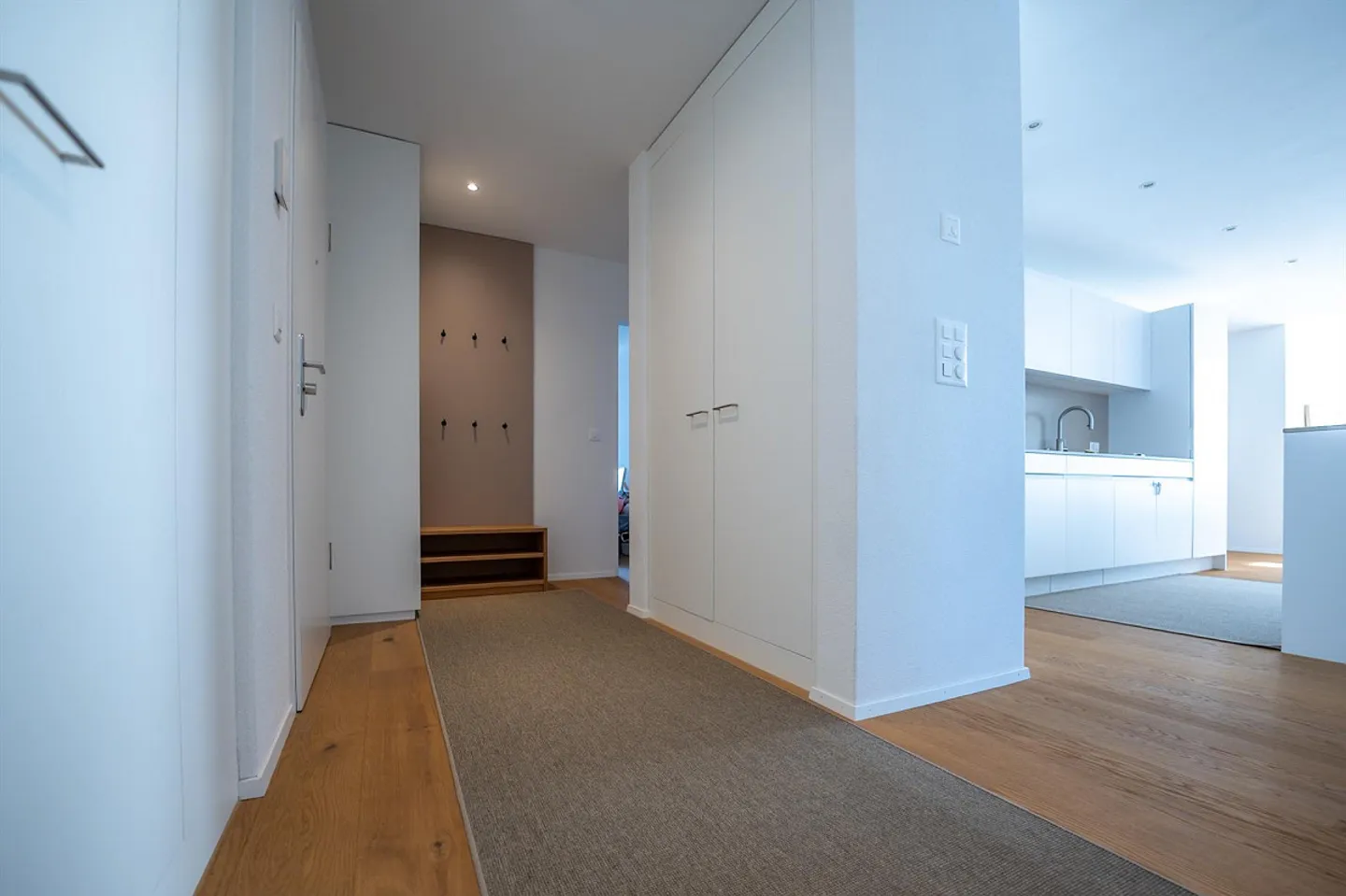 Moderne 4.5-Zimmerwohnung mit überdachtem Südbalkon & 2 TG-Plätze - Foto 2 di 20