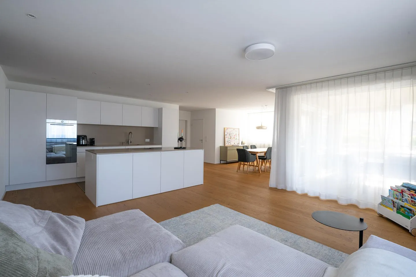 Moderne 4.5-Zimmerwohnung mit überdachtem Südbalkon & 2 TG-Plätze - Foto 3 di 20