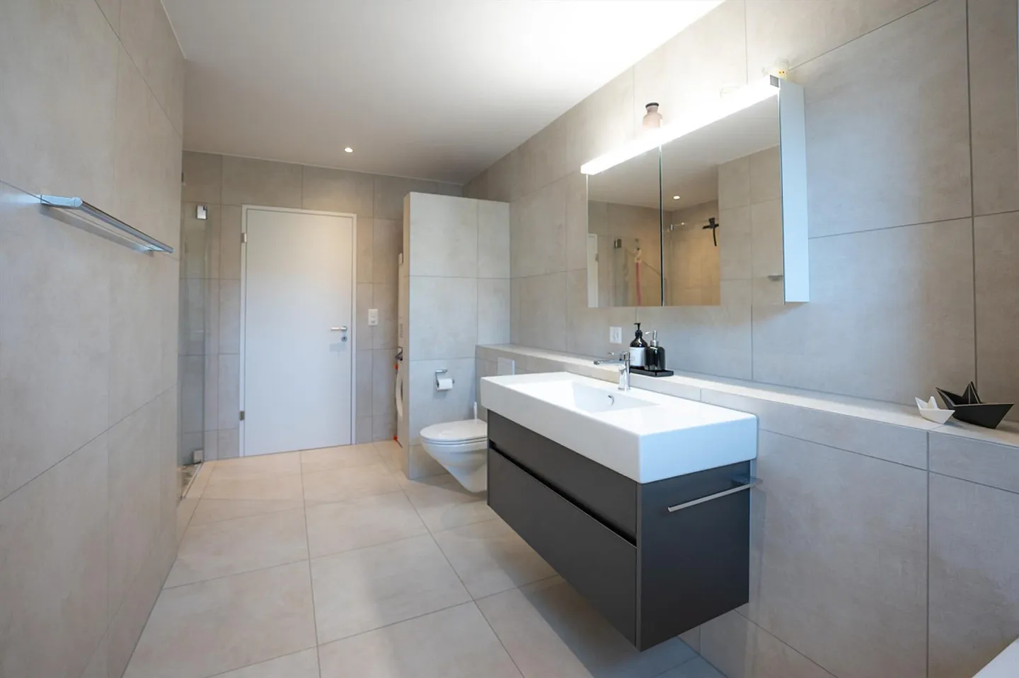 Moderne 4.5-Zimmerwohnung mit überdachtem Südbalkon & 2 TG-Plätze - Foto 6 di 20
