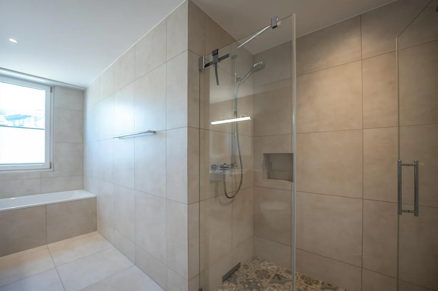 Moderne 4.5-Zimmerwohnung mit überdachtem Südbalkon & 2 TG-Plätze - Foto 7 di 20