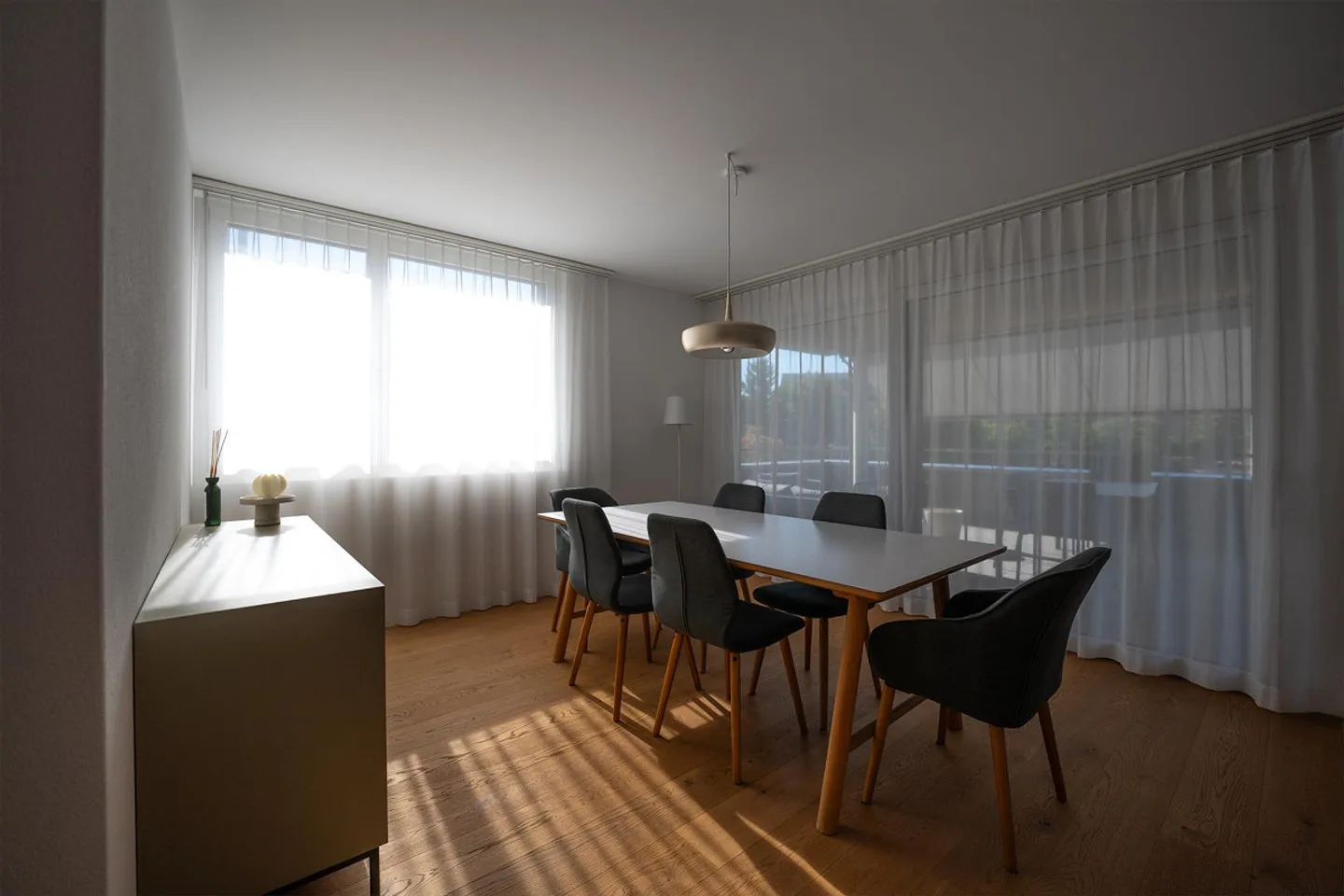 Moderne 4.5-Zimmerwohnung mit überdachtem Südbalkon & 2 TG-Plätze - Foto 9 di 20