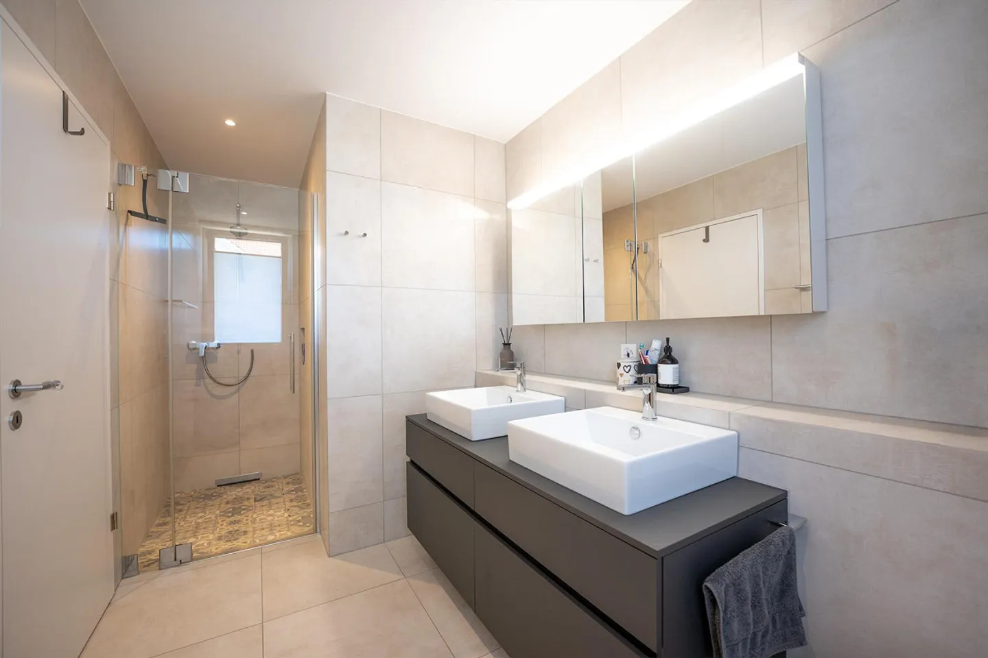 Moderne 4.5-Zimmerwohnung mit überdachtem Südbalkon & 2 TG-Plätze - Foto 15 di 20
