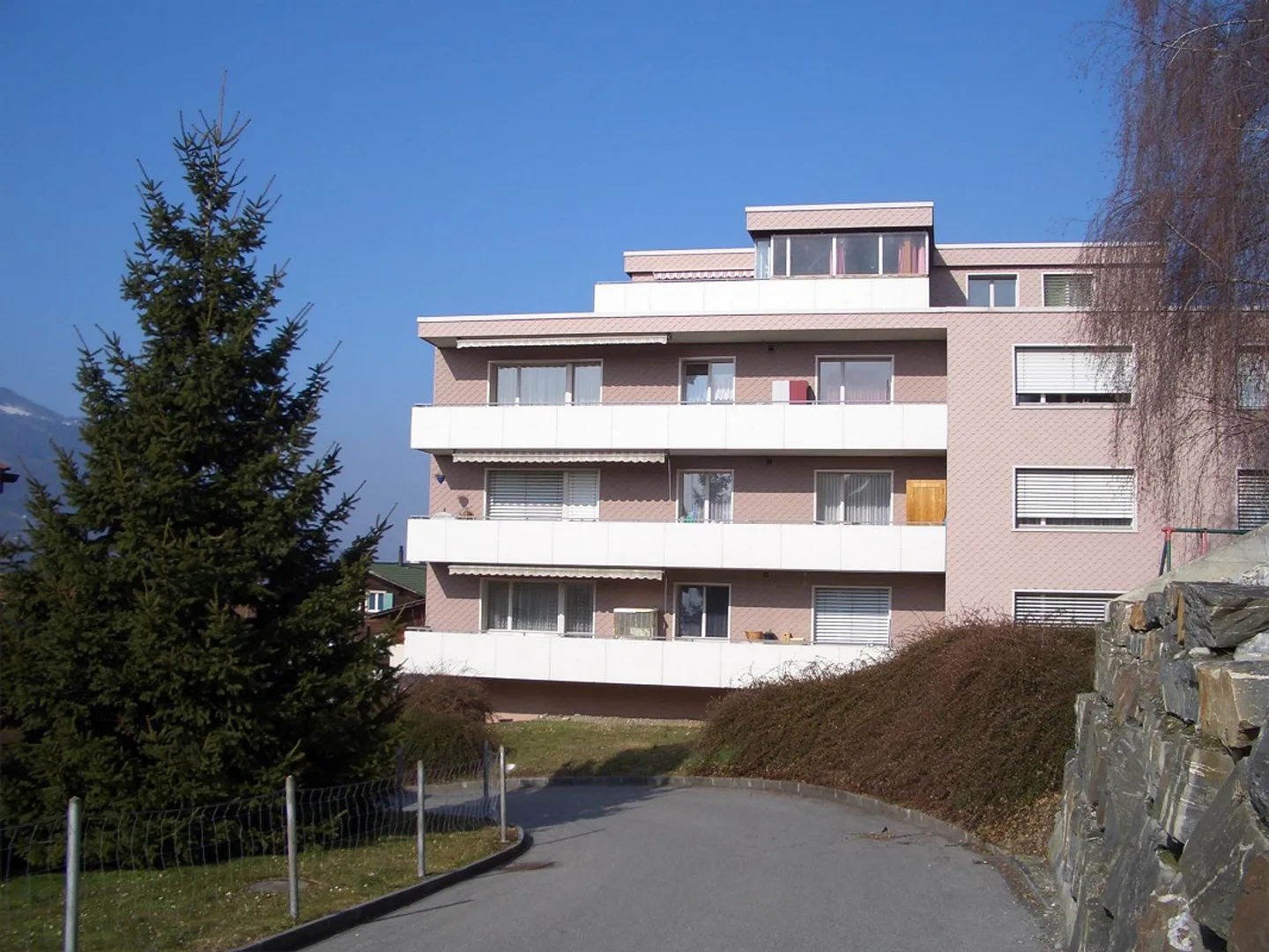 Appartement 2.5 pièces au rez-de-chaussée surélevé - Photo 1 sur 7