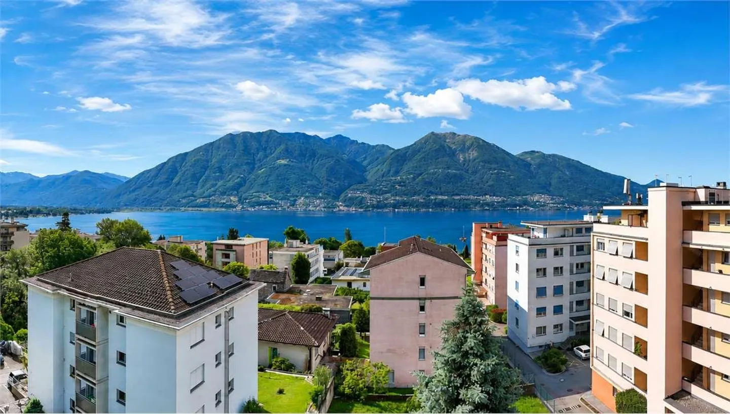 Luminoso attico di 4.5 locali con vista lago a Minusio - Foto 1 di 11