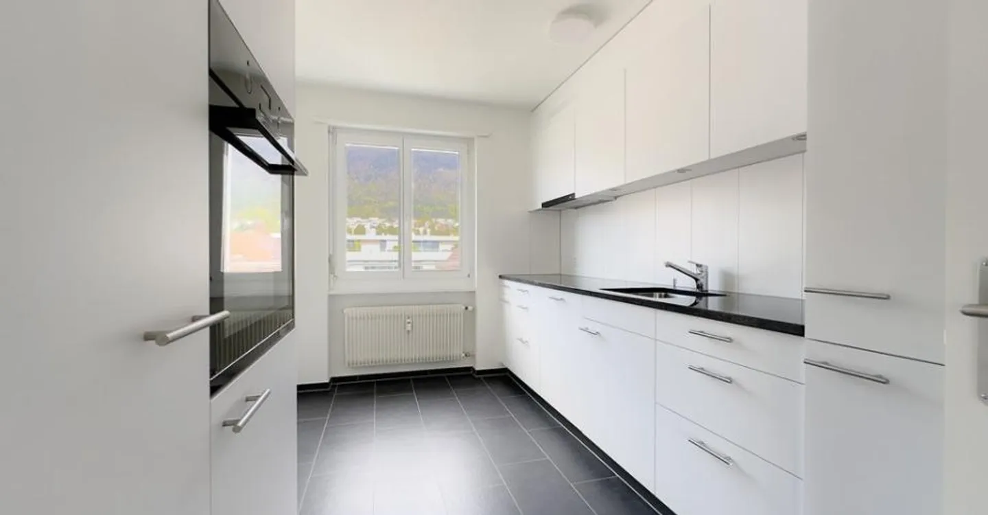 Appartamento di 4 stanze completamente ristrutturato con grande balcone - Foto 2 di 11
