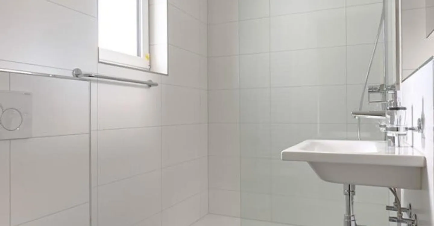 Appartamento di 4 stanze completamente ristrutturato con grande balcone - Foto 9 di 11