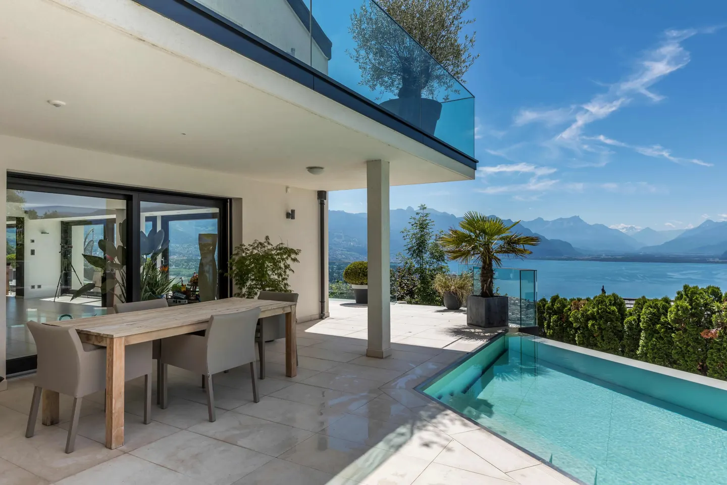 Helle Immobilie mit Pool und Panoramablick - Foto 4 von 13