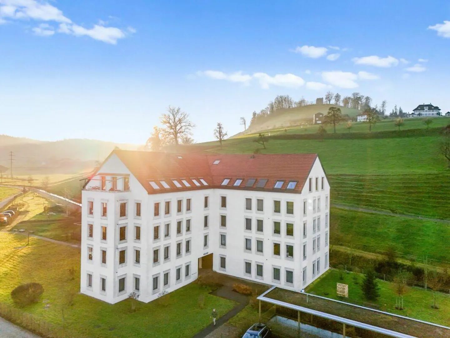 Modern, nearly new 3 ½-room apartment on the 3rd floor with inviting, spacious layout - Photo 1 of 14