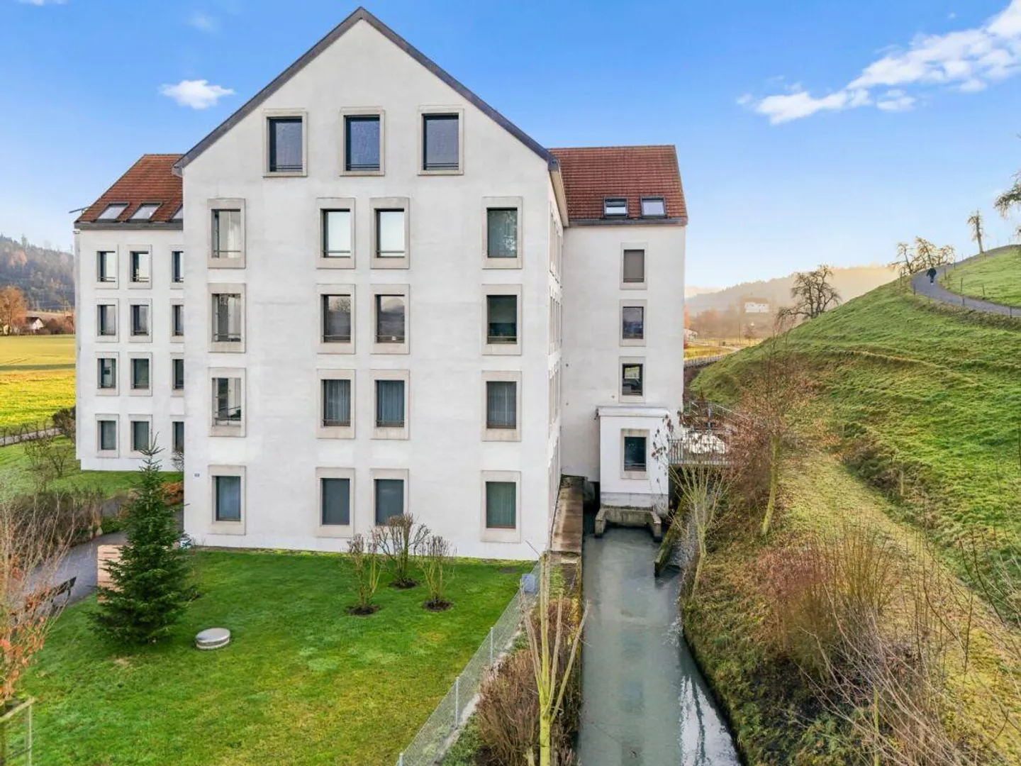 Modern, nearly new 3 ½-room apartment on the 3rd floor with inviting, spacious layout - Photo 2 of 14