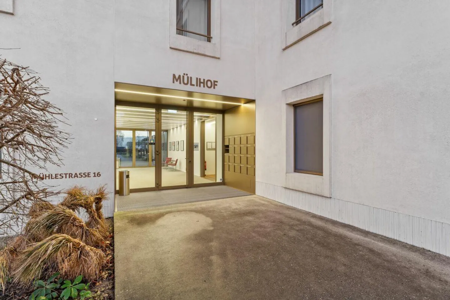 Modern, nearly new 3 ½-room apartment on the 3rd floor with inviting, spacious layout - Photo 3 of 14