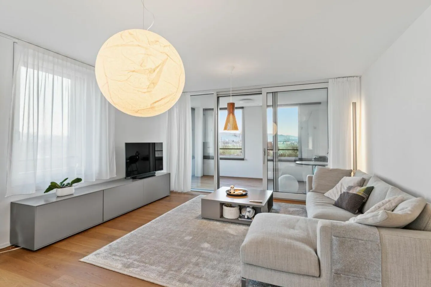 Modern, nearly new 3 ½-room apartment on the 3rd floor with inviting, spacious layout - Photo 9 of 14