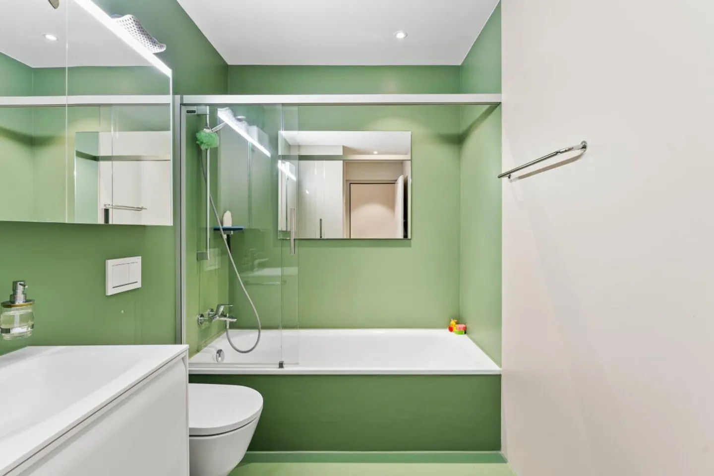 Modern, nearly new 3 ½-room apartment on the 3rd floor with inviting, spacious layout - Photo 12 of 14