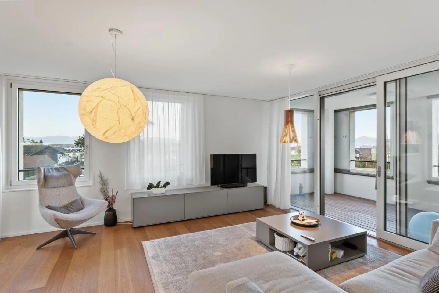 Modern, nearly new 3 ½-room apartment on the 3rd floor with inviting, spacious layout - Photo 6 of 14