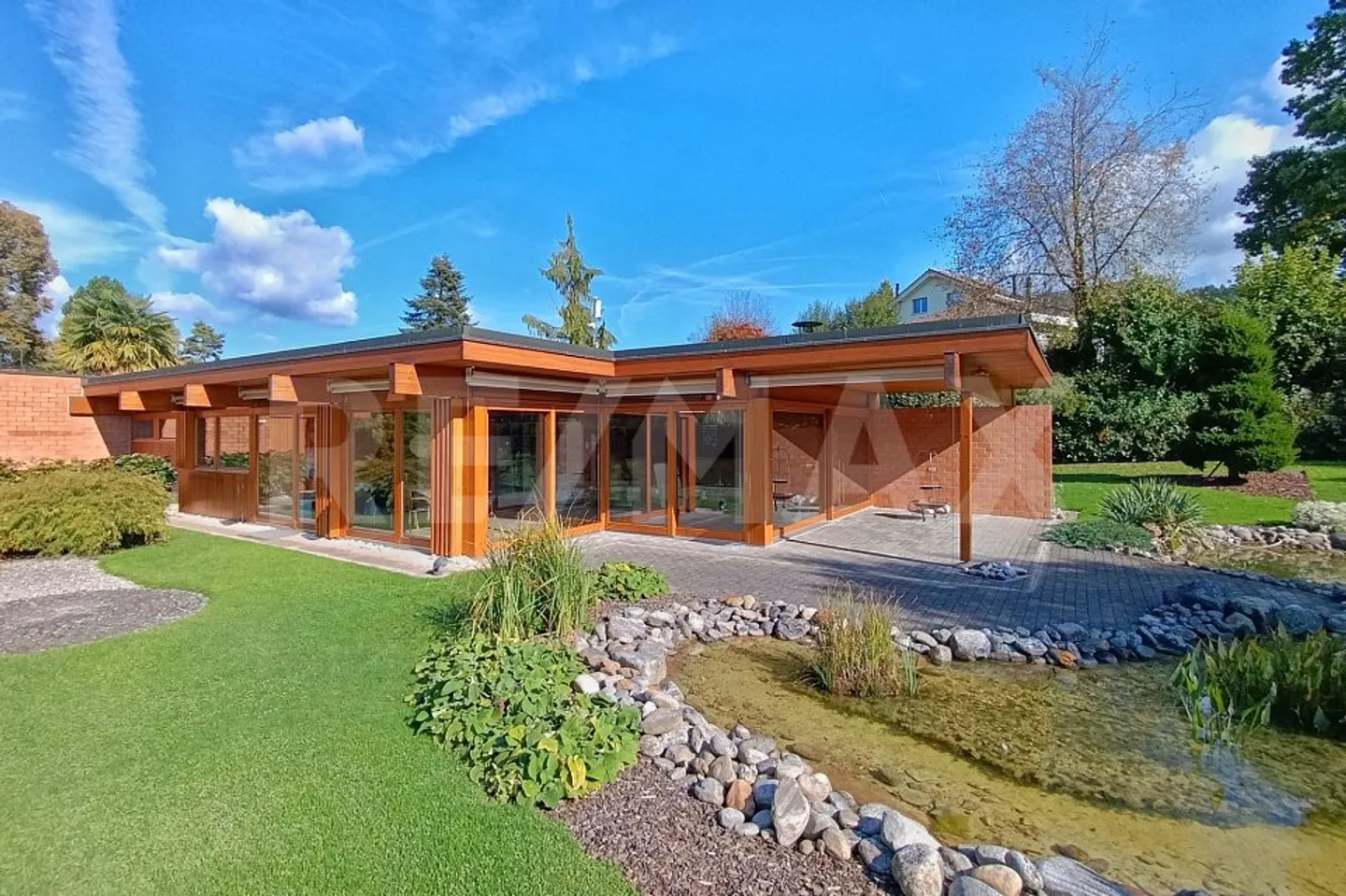 Einfamilienhaus im Bungalow-Stil mit Wellness-Oase und grossem Garten - Foto 1 von 12