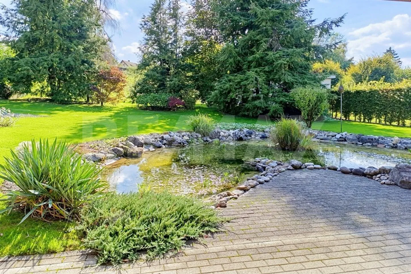 Einfamilienhaus im Bungalow-Stil mit Wellness-Oase und grossem Garten - Foto 3 von 12