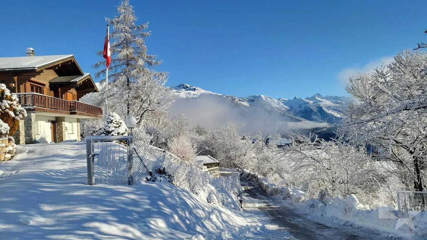 Magnifico chalet con vista spettacolare, immerso in un ambiente tranquillo - Foto 1 di 24