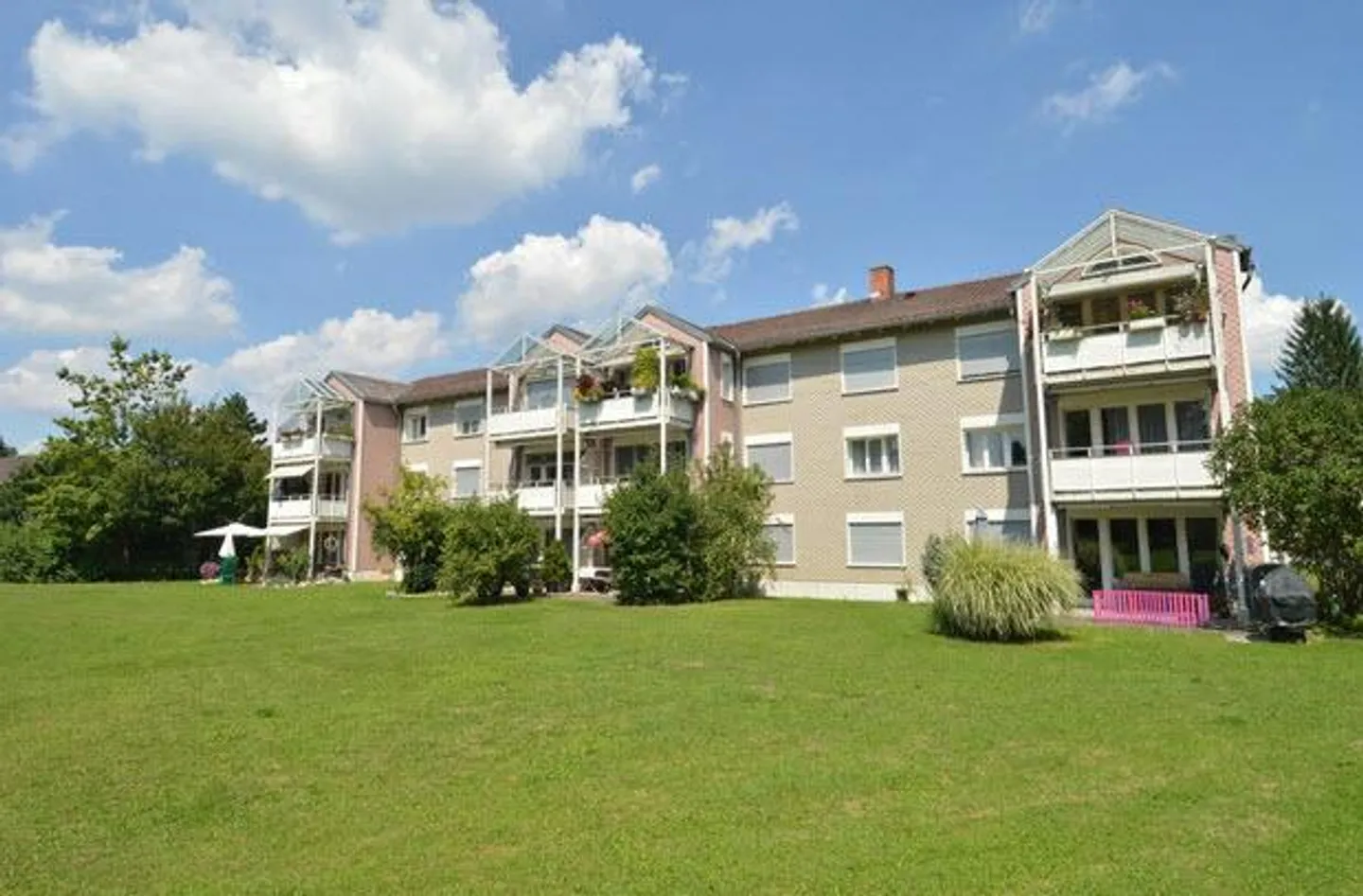 Sunny 3½-room apartment with 2 balconies in a quiet neighborhood - Photo 1 of 7