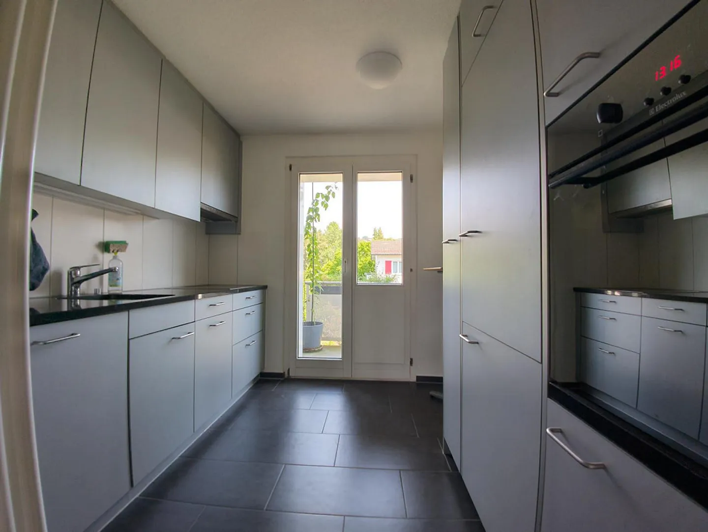 Sunny 3½-room apartment with 2 balconies in a quiet neighborhood - Photo 5 of 7