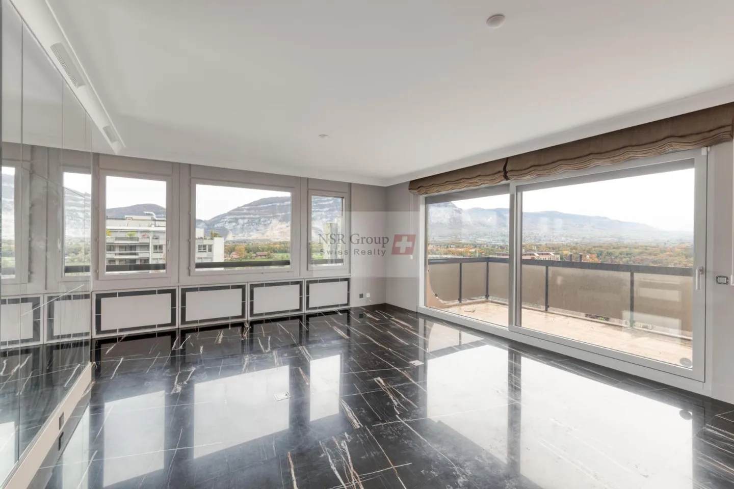 Appartement rénové avec vue panoramique - Photo 2 sur 7