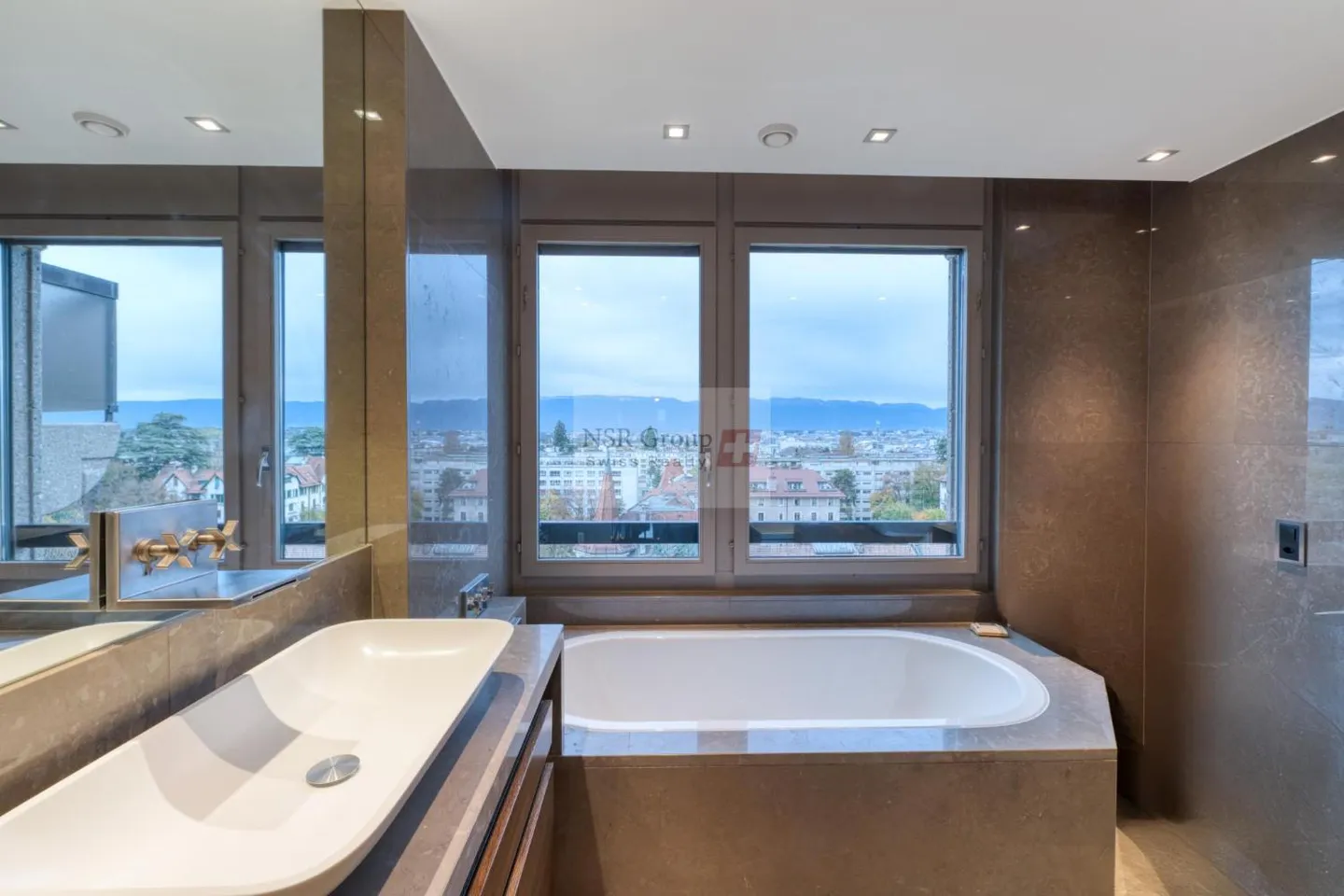 Appartement rénové avec vue panoramique - Photo 5 sur 7