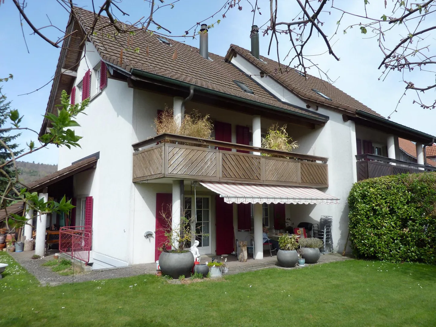 Maison jumelée spacieuse de 6,5 pièces dans un emplacement calme et privilégié - Photo 1 sur 14