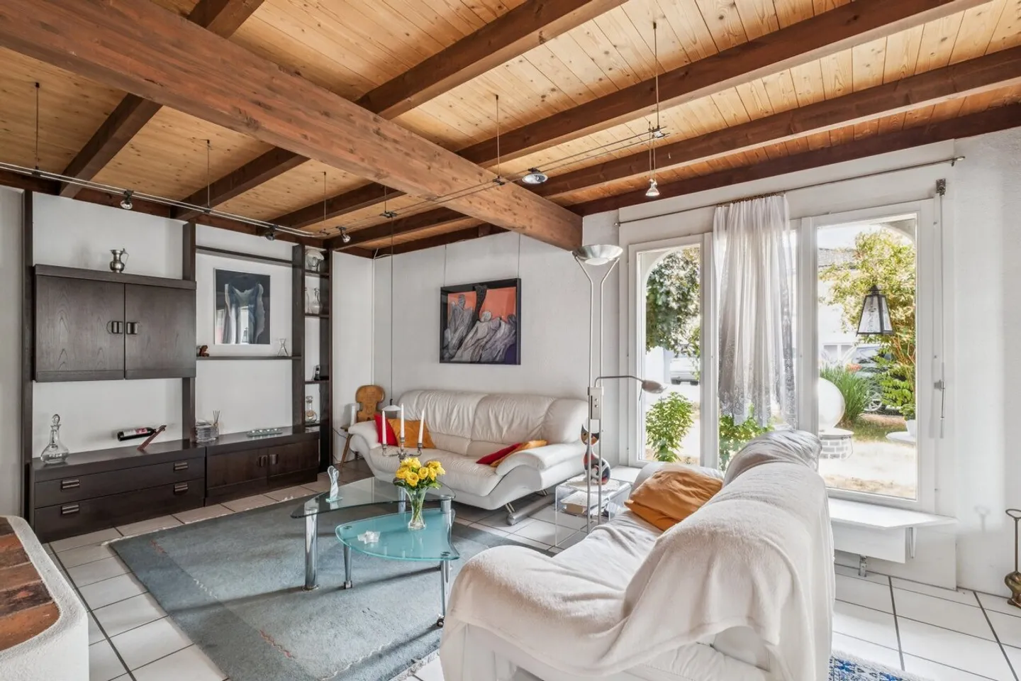 Family-friendly and spacious living in an ideal location - Photo 2 of 8