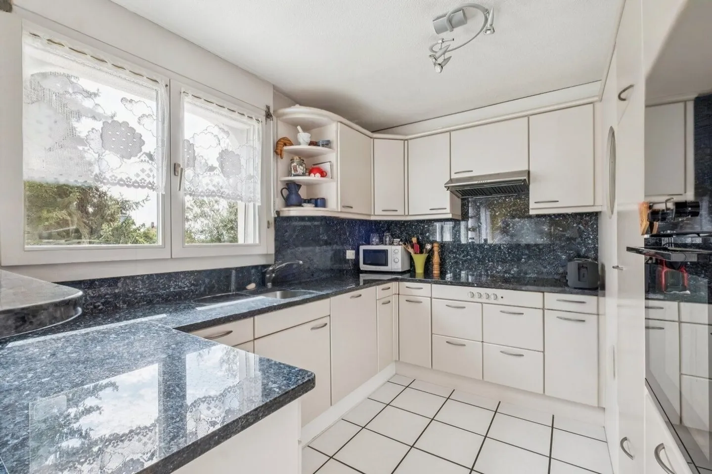 Family-friendly and spacious living in an ideal location - Photo 4 of 8