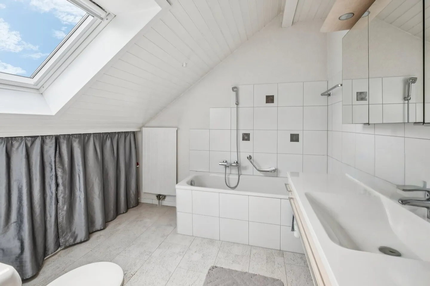 Family-friendly and spacious living in an ideal location - Photo 6 of 8