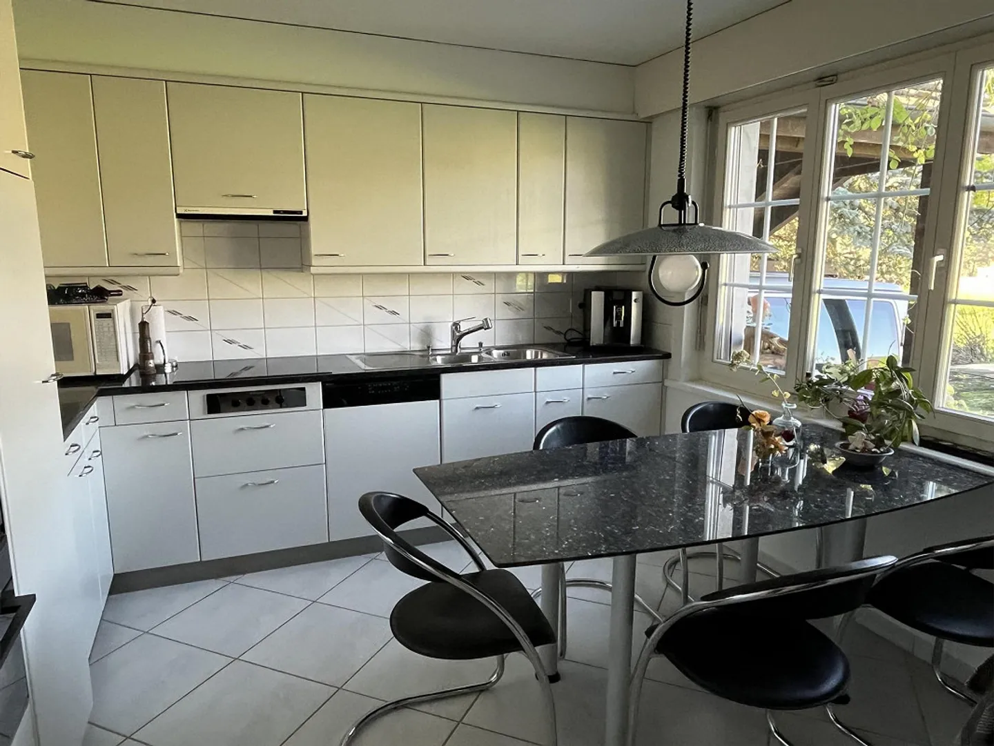 Maison jumelée spacieuse de 6,5 pièces dans un emplacement calme et privilégié - Photo 3 sur 14