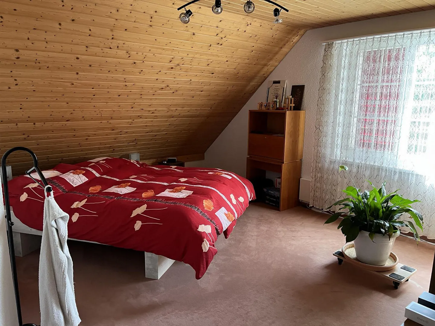 Maison jumelée spacieuse de 6,5 pièces dans un emplacement calme et privilégié - Photo 7 sur 14