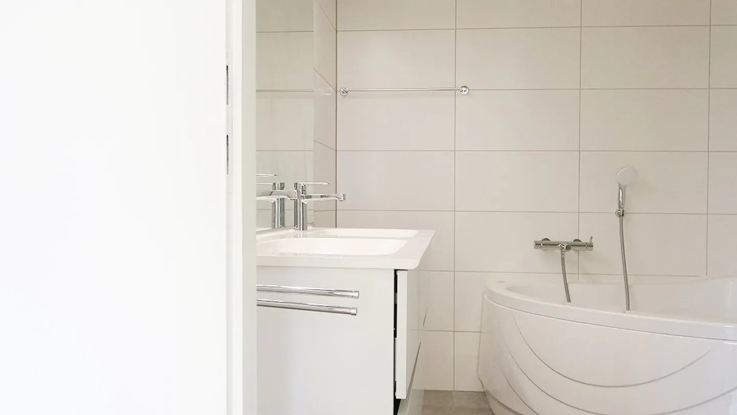 La mobilité est facilitée dans cet appartement de 5 pièces - Photo 6 sur 9