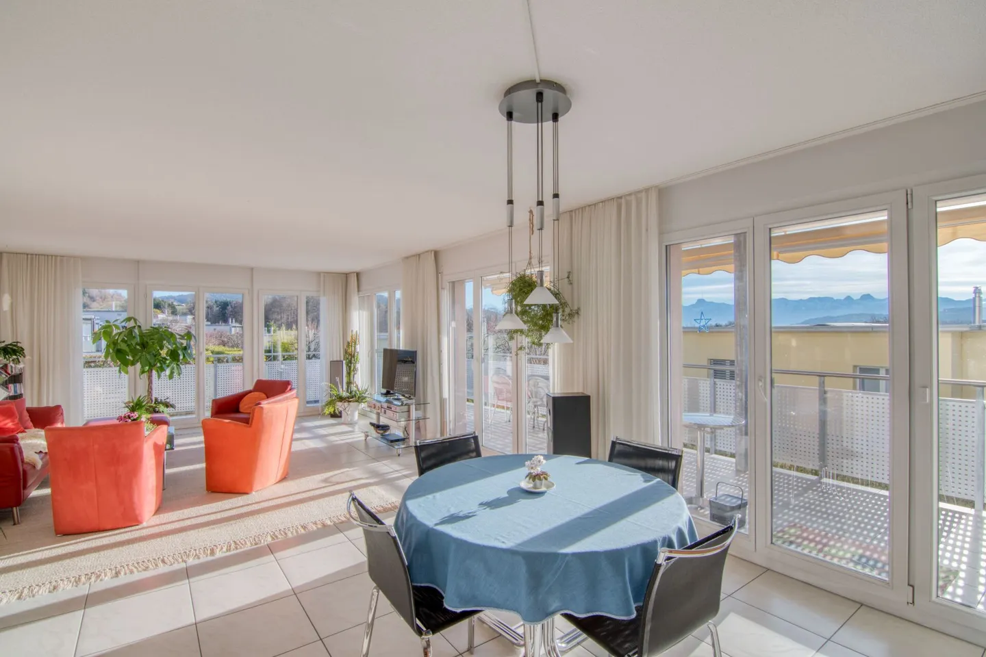 Bathed in Light and Alpine Panorama: Spacious, Barrier-Free 5.5-Room Garden Apartment - Photo 1 of 33