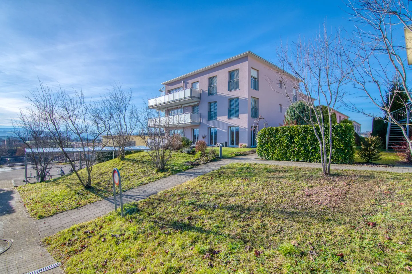Bathed in Light and Alpine Panorama: Spacious, Barrier-Free 5.5-Room Garden Apartment - Photo 28 of 33