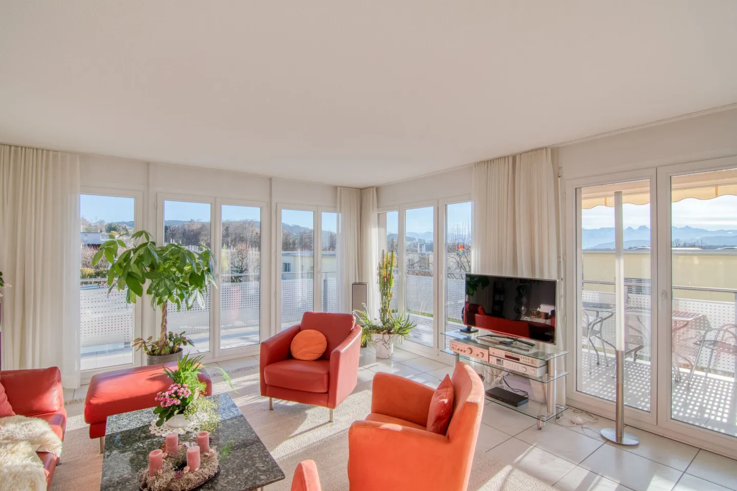 Bathed in Light and Alpine Panorama: Spacious, Barrier-Free 5.5-Room Garden Apartment - Photo 6 of 33